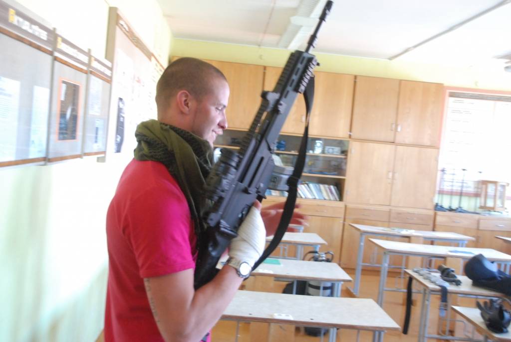 Paturēt rokās īstus kaujas ieročus un izmēģināt karavīra ekipējuma smagumu ceturtdien, 7. maijā, bija iespēja Durbes Kronvaldu Ata vidusskolas 5. - 9. klašu audzēkņiem, kad skolā viesojās projekta “NATO informatīvā džipa”...
Autors: Sarmīte Štrausa