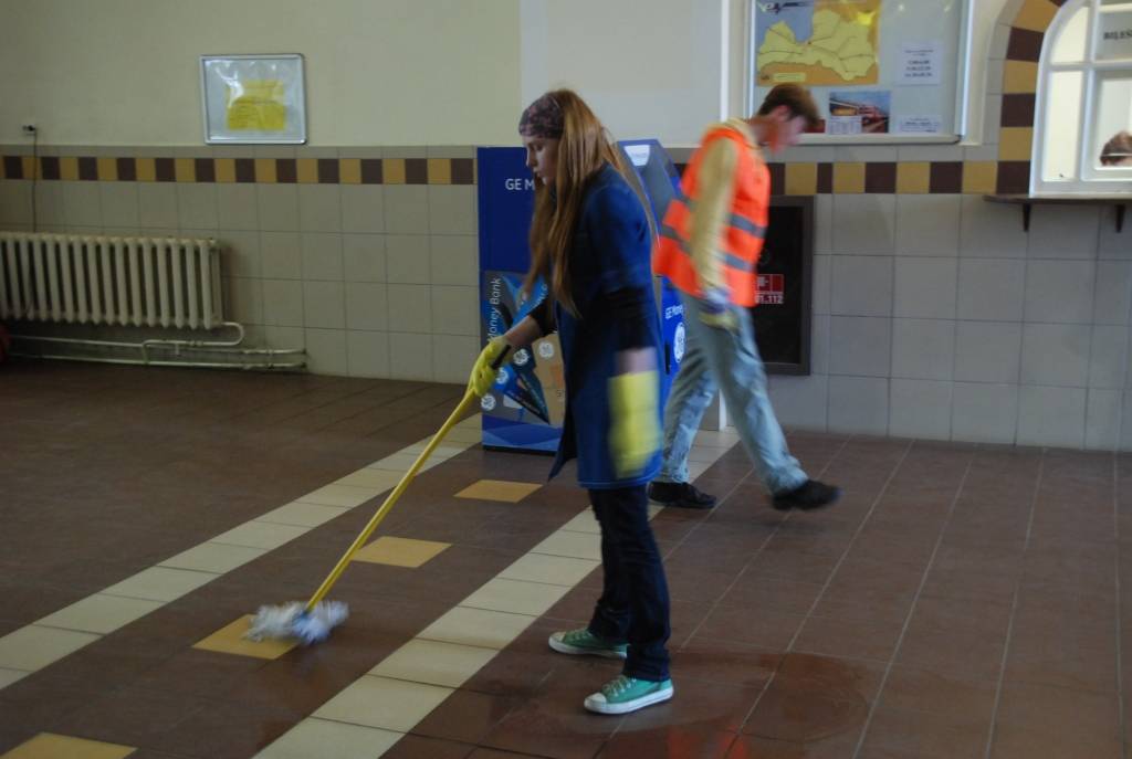 Vakar, 5. maijā, Liepājas dzelzceļa stacijas uzgaidāmajā zālē skatītāju vērtējumam tika nodota Liepājas Tautas mākslas un kultūras centra Jauniešu teātra studijas izrāde 