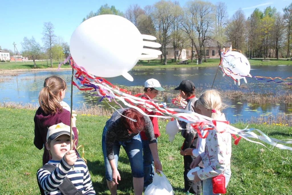 Priekulē, tāpat kā visās pilsētās un pagastos, kur ir mūzikas un mākslas skolas, ceturtdien noritēja Vienotības akcija “Iestādi ideju!”. Pūtēju orķestris atskaņoja uzmundrinošas melodijas, pasniedzēja Zenta Svara megafonā klāstīja, kas...
Autors: Ilze Vainovska