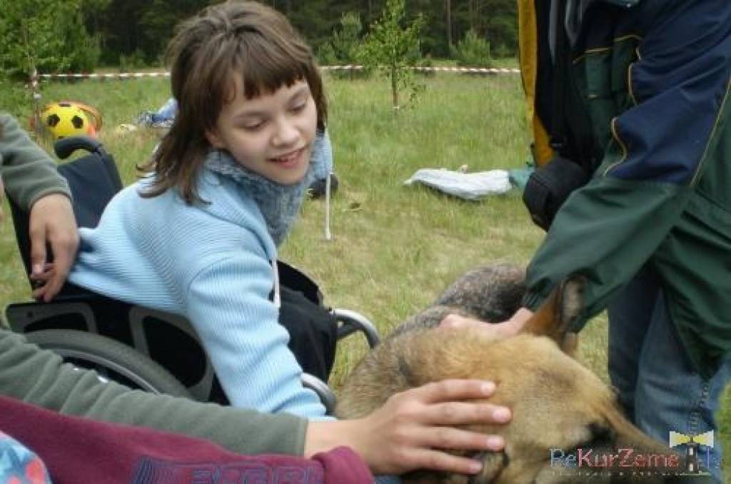 Sestdien Grobiņas pagasta “Dižvanagos” viesojās suņi un instruktori no Dienesta un sporta suņkopības mācību centra, lai iepazīstinātu ar kanisterapiju un tās iespējām. 
Kanisterapija nozīmē dziedināšanu saskarsmē ar speciāli piemeklētiem...
Autors: Ilze Vainovska