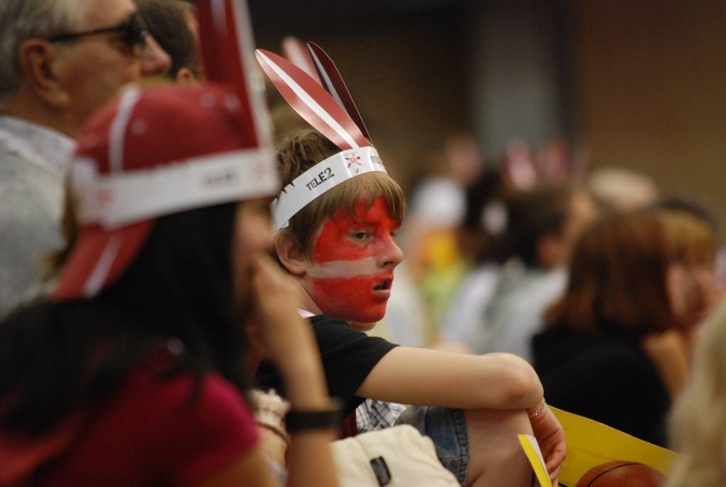 Trīs dienu garumā Liepājas Olimpiskajā centrā notikušajās Eiropas sieviešu basketbola čempionāta spēlēs Latvijas sieviešu basketbola izlasei par līdzjutēju atbalstu nevajadzēja sūdzēties. Biļetes uz mačiem pret Poliju, Ungāriju un Grieķiju...
Autors: Uldis Dobelis