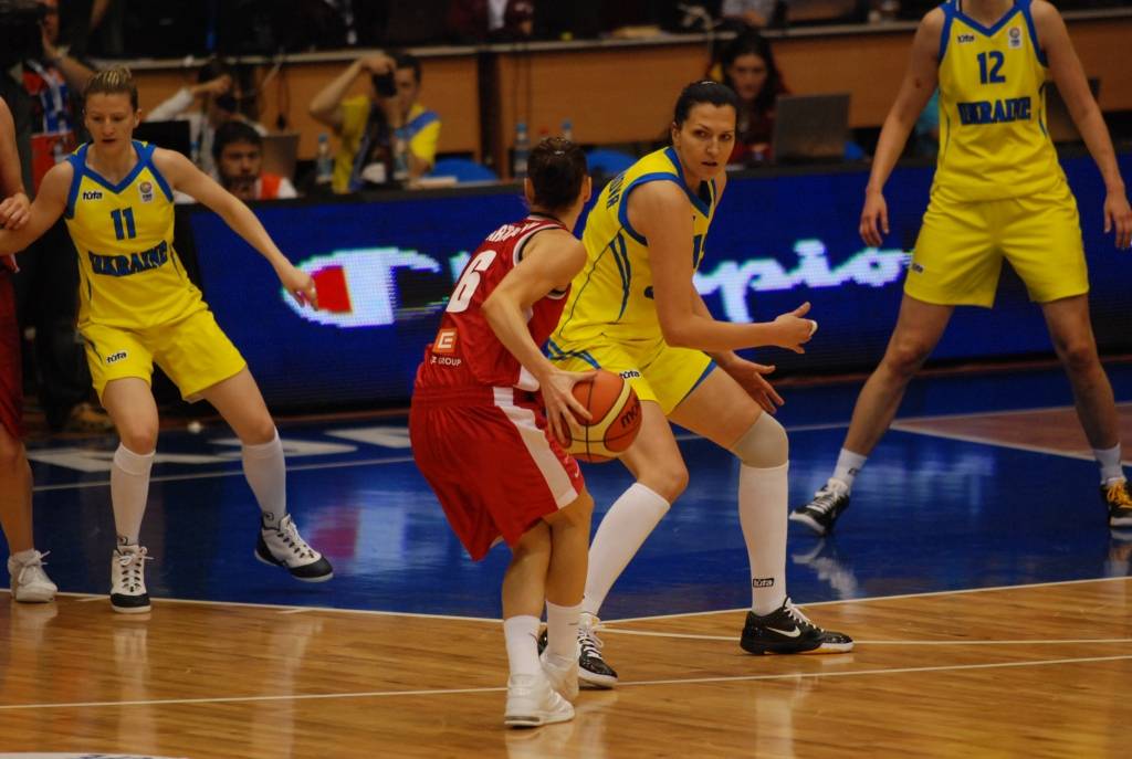 Šodien, 9. jūnijā, Liepājas Olimpiskajā centrā ar Čehijas un Ukrainas spēli sākās Eiropas čempionāta basketbolā sievietēm pēdējā apakšgrupas spēļu diena. Pēc pirmā puslaika ar 41:31 vadībā bija Ukrainas valstsvienība. Latvijas izlase...
Autors: Uldis Dobelis