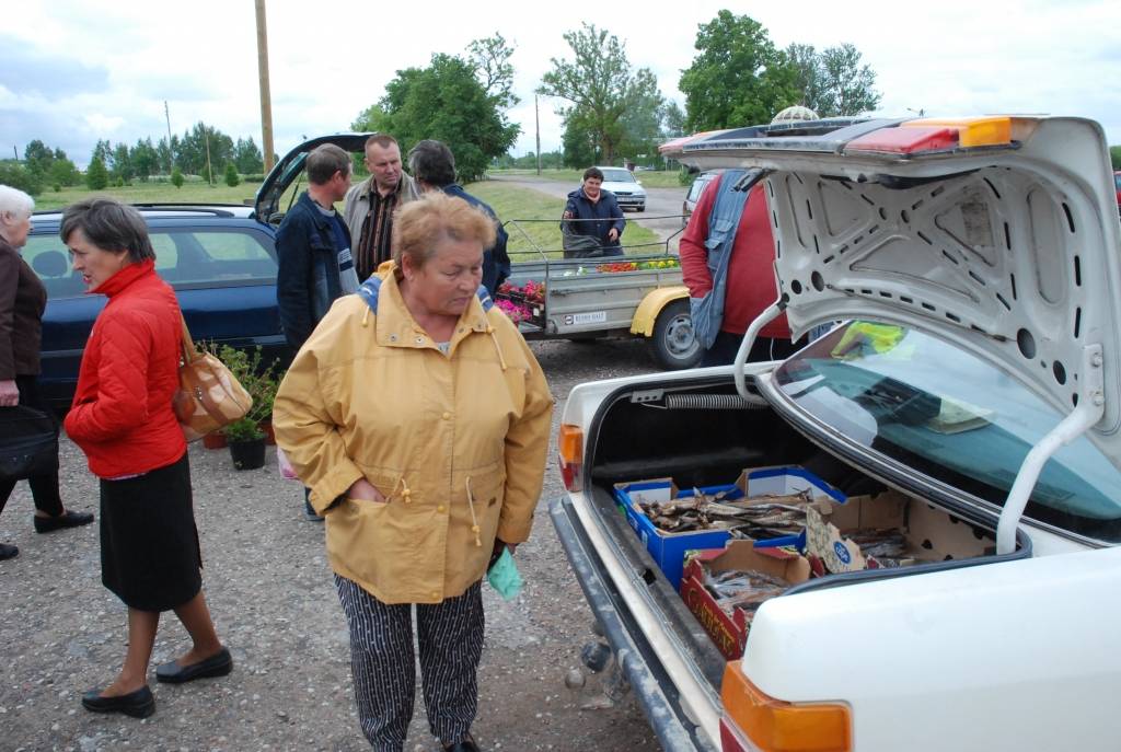 Šodien, 6. jūnijā, no pulksten 9 līdz 13 Nīcā pie Dižās muižas klēts notika tirgošanās un iepirkšanās Dižās muižas andeles placī. Nākamā trigošanās būs 20. jūnijā no pulksten 9 līdz 13 pirmsjāņu gaisotnē.
Autors: Uldis Dobelis