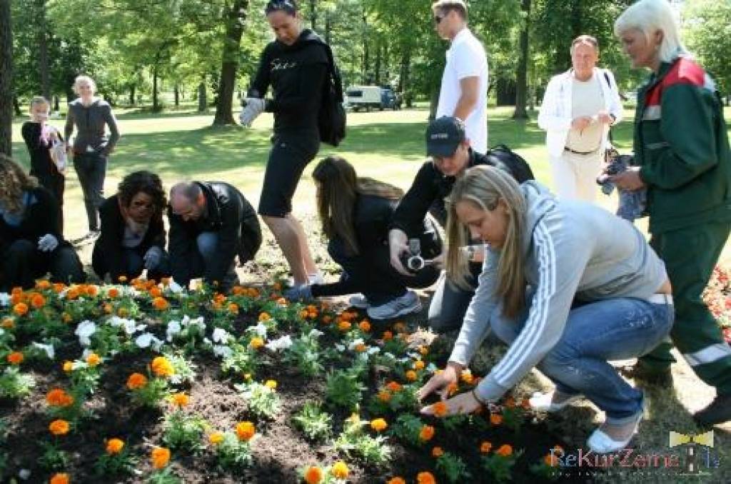 Šodien, 5. jūnijā, Latvijas sieviešu basketbola izlase Liepājā, Raiņa parkā iepretim Liepājas Olimpiskajam centram, pabeidza puķu kompozīciju, kurā redzams Eiropas čempionāta logotips. Puķu kompozīciju parkā varēs apskatīt visu vasaru. Jau...
Autors: Uldis Dobelis