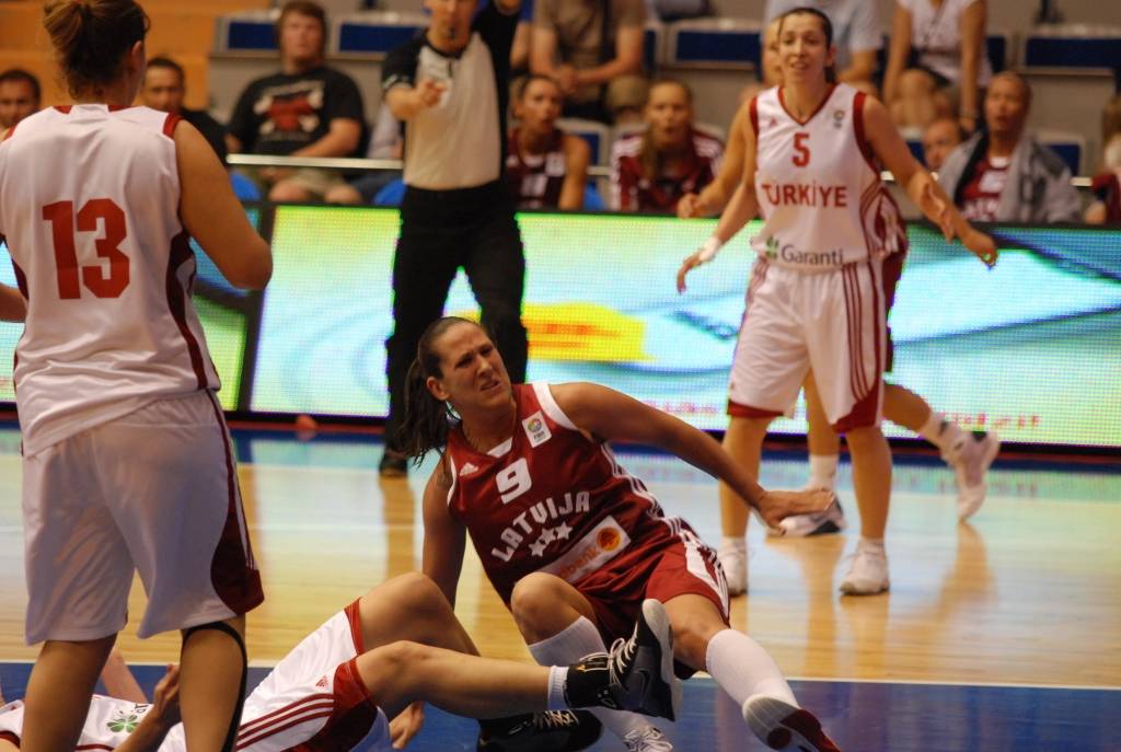 Latvijas sieviešu basketbola izlase 1. jūnijā Liepājas Olimpiskajā centrā savā pēdējā pārbaudes spēlē pirms Eiropas čempionāta basketbolā ar 84:67 (21:16, 15:9, 22:21, 28:21) uzvarēja Turcijas valstsvienību.
Autors: Uldis Dobelis
