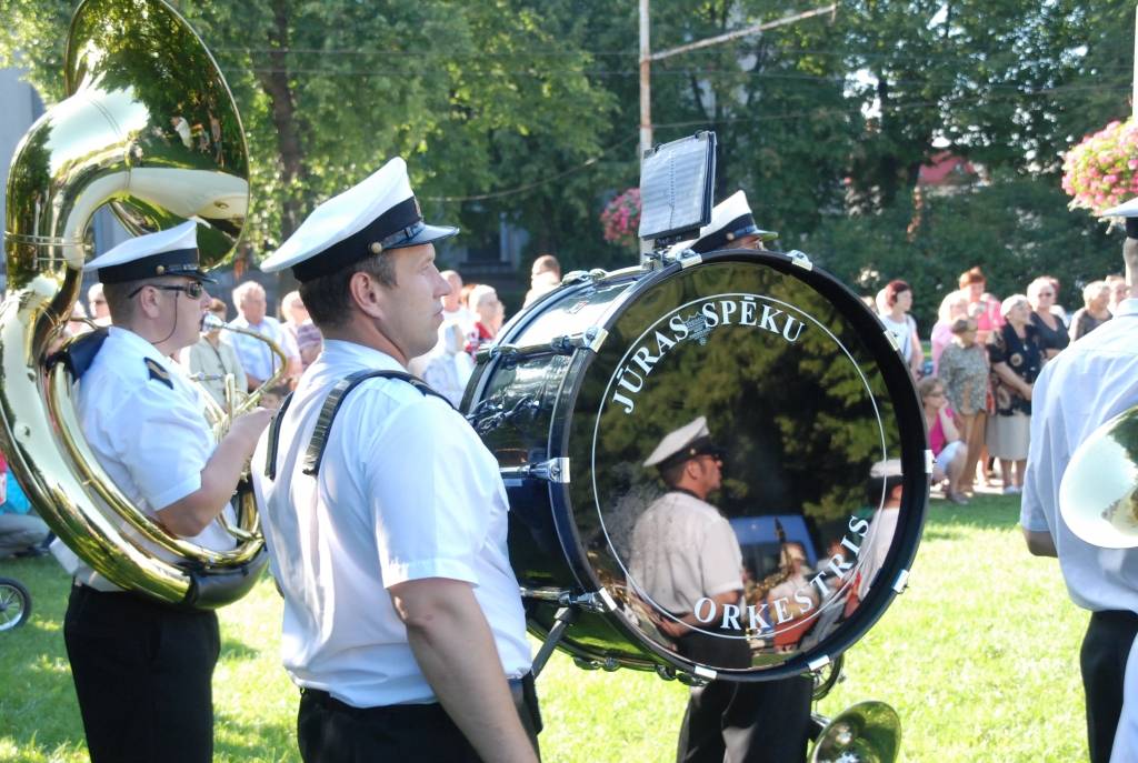 Šogad visā Latvijā ar vairākiem pasākumiem plaši tiek atzīmēta Latvijas armijas dibināšanas 90. gadadiena. Nacionālo Bruņoto spēku orķestris jau trīsreiz nospēlējis arī Liepājā (vakar, 29. jūlijā, – Rožu laukumā), vēl uz divām defilē...