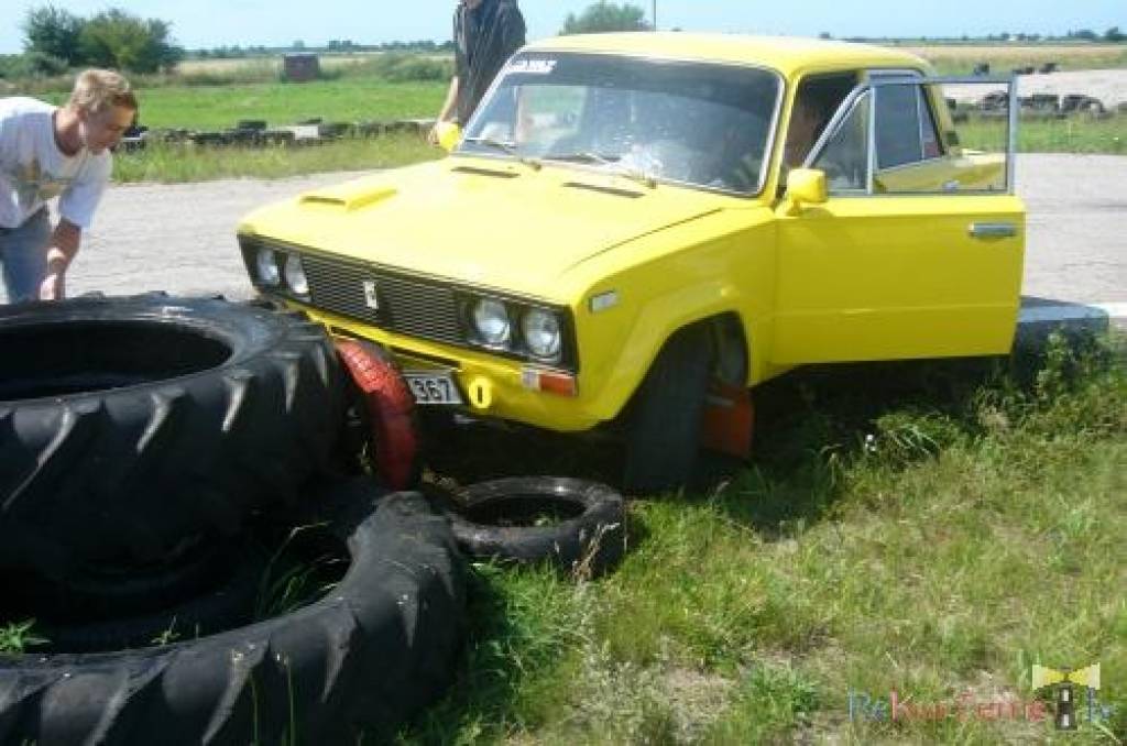 Ar parādi pa Liepājas ielām un sacenšanos Rudes trasē Otaņķos 24. un 25. jūlijā izskanējis Latvijas otrais žiguļu salidojums. Uz to bija ieradušies astoņi dalībnieki no Rīgas, Jelgavas, Talsiem un Liepājas.
Rudes trasē salidojuma...
Autors: Uldis Dobelis