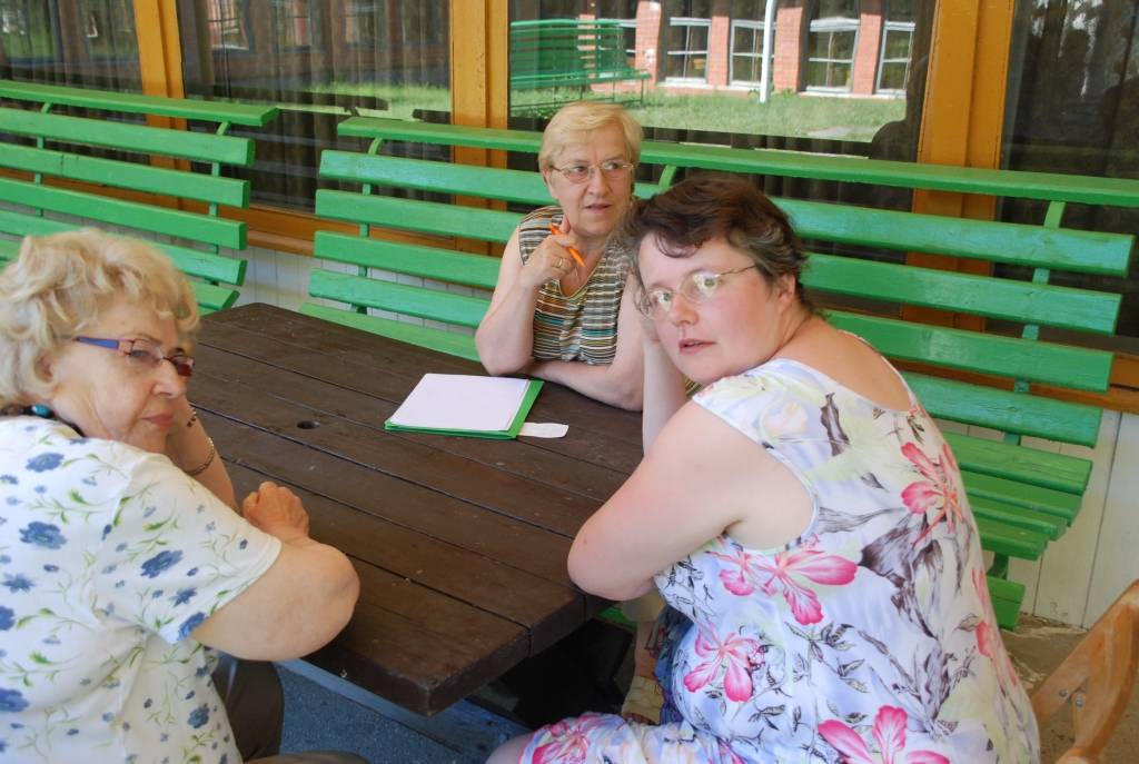 Četras dienas nedēļas nogalē Bernātos notika Sieviešu tiesību institūta organizēta nometne, kurā piedalījās 60 sievietes no visas Latvijas. Pieredzes un informācijas apmaiņa – viņas nosauc galvenos guvumus. Ne visas dalībnieces ir kādas...
Autors: Anita Platace