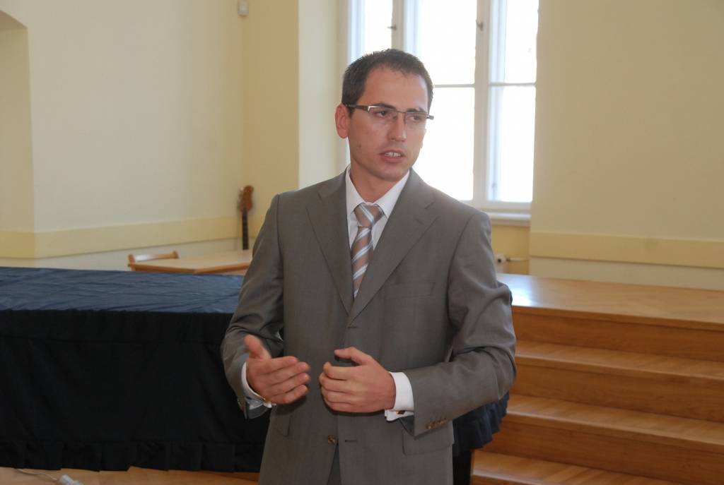 Šodien Liepājā un Grobiņā ierodas Izglītības un zinātnes ministrijas (IZM) valsts sekretārs Mareks Gruškevics, lai kopā ar citiem IZM pārstāvjiem skaidrotu situāciju izglītības sistēmā.

Bijušais liepājnieks pedagogiem iepriecinošas ziņas...
Autors: Iluta Dreimane