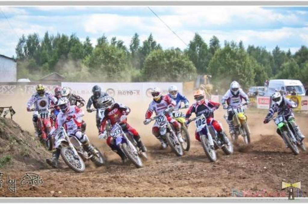 Bildes no Laura Freiberga rīkoto motokrosa sacensību 