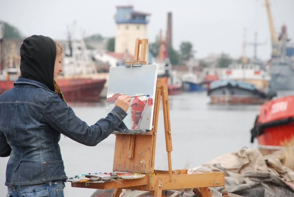 Vairāk nekā 20 mākslinieku Liepājas pludmalē, Tirdzniecības kanāla malā un tirgū strādā plenērā “Liepājas marīna’09”. Tā noslēguma izstādē būs sestdien, 11. jūlijā.
Autors: Sarmīte Štrausa