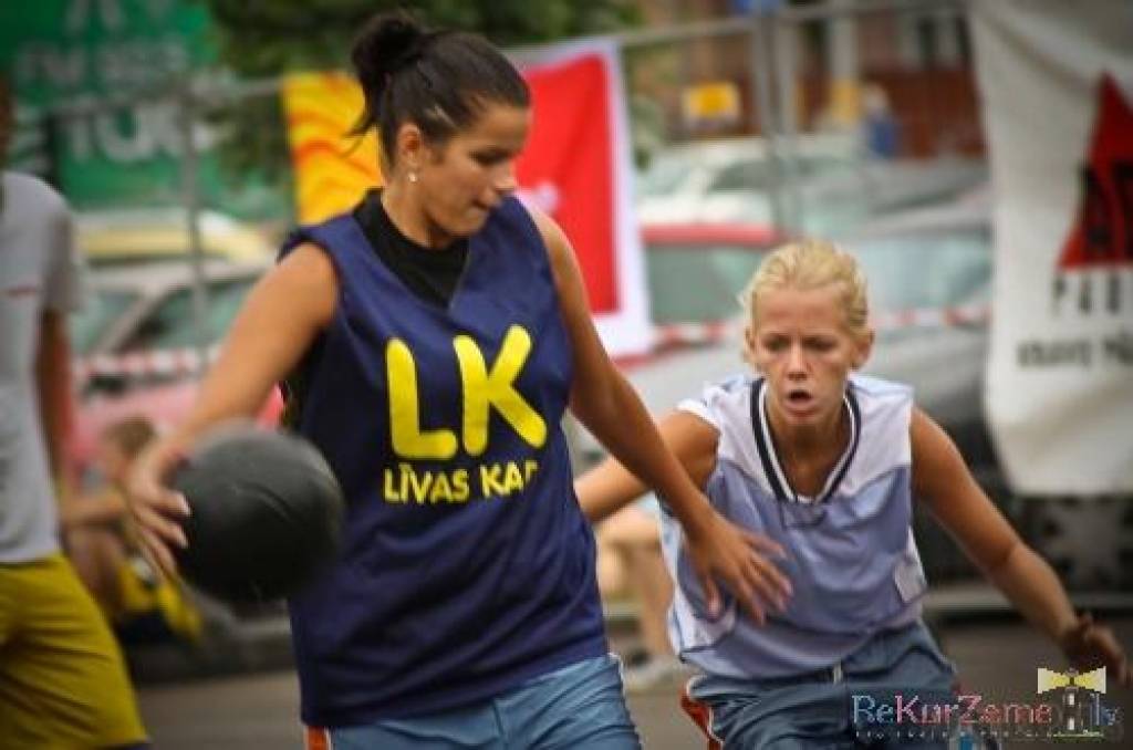 Pie tirdzniecības centra “Sala XL” Liepājā sestdien, 22. augustā, noslēdzās turnīrs “Vasaras ielu basketbols”. Tas kopumā notika četros posmos.
Autors: Uldis Dobelis