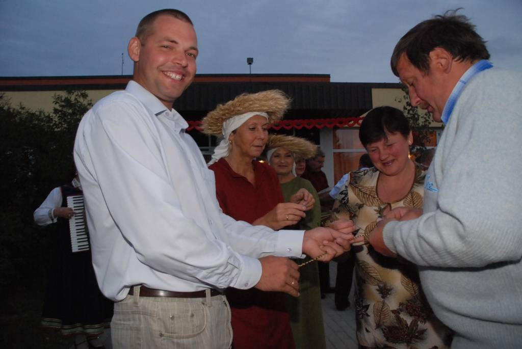 Tadaiķu kultūras nams sestdien, 15. augustā, pulcēja precētos pārus, viņu bērnus, radus un draugus. “Kāzu valsis” skanēja, neskatoties uz to, cik ilgi kopā nodzīvots. 