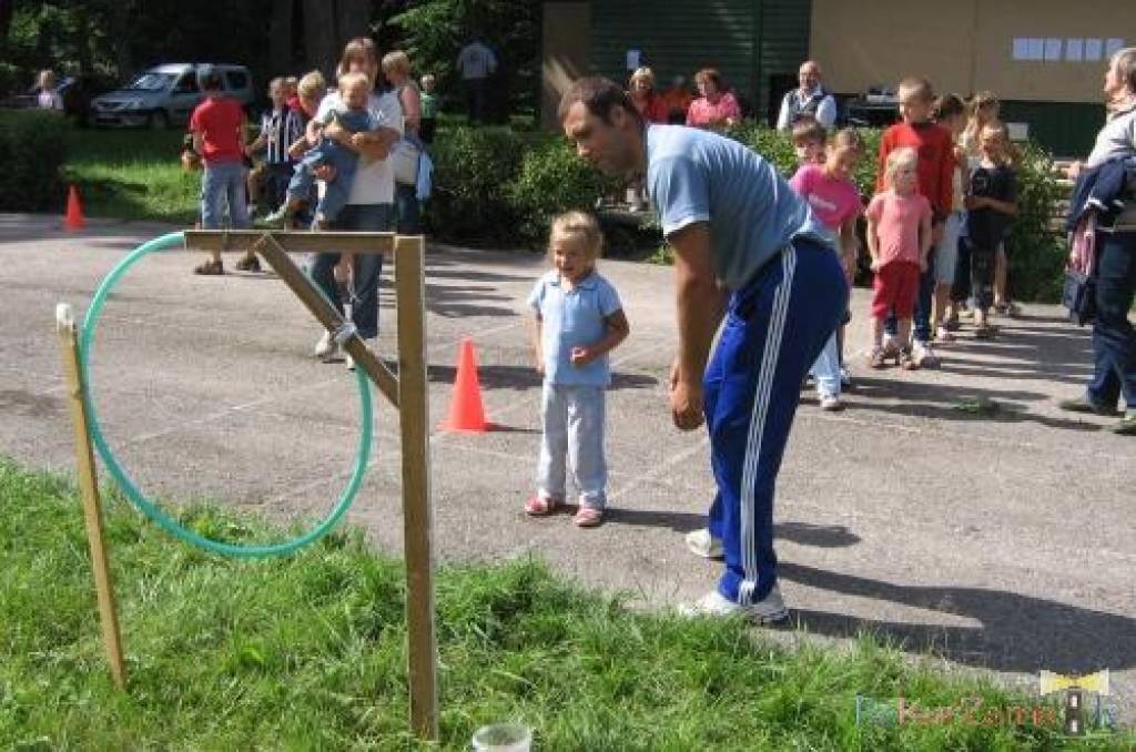 Kazdangas lielajā sporta laukumā pie pils notika sporta svētki bērniem “Mazie ņiprie 2009”, informē Kazdangas sporta metodiķis Aldis Ozols. Programmā bija 30 un 60 metru skrējiens, tāllēkšana no vietas, pildbumbas mešana, viena apļa...
Autors: Uldis Dobelis