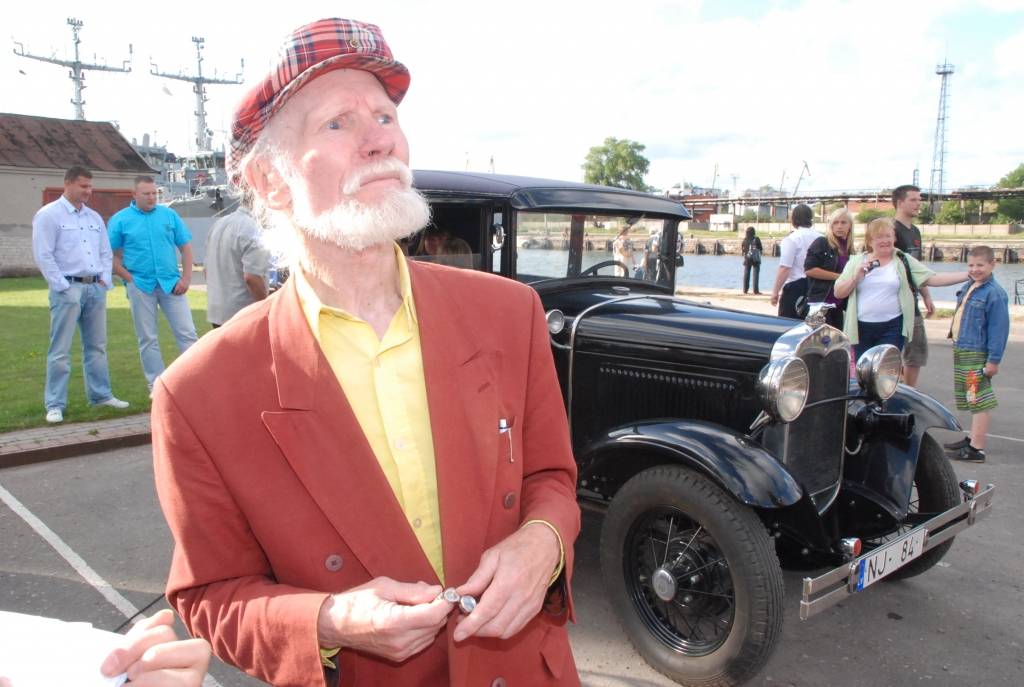 Policijas goda eskorta vadīti sestdien pār Tramvaja tiltu Vecliepājā iebrauca XII starptautiskā seno spēkratu salidojuma “Retro Liepāja 2009” dalībnieki. Promenādē pie Loču torņa parādi pieņēma tās organizators Alberts Altens. 
Notika auto...
Autors: Sarmīte Štrausa