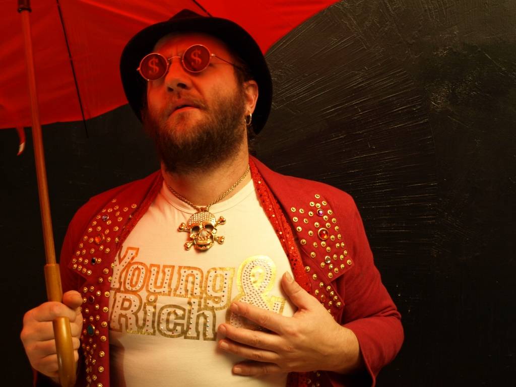 Liepājas domes deputāts Stēns Lorenss, kas plašāk pazīstams kā Luijs Fonteins, izplatījis medijiem viedokli par to, ka, viņaprāt, ar izstrādātajiem profesionālās ētikas noteikumiem, kas domniekiem paredz arī lietišķu ģērbšanās stilu, mērs...
Autors: 