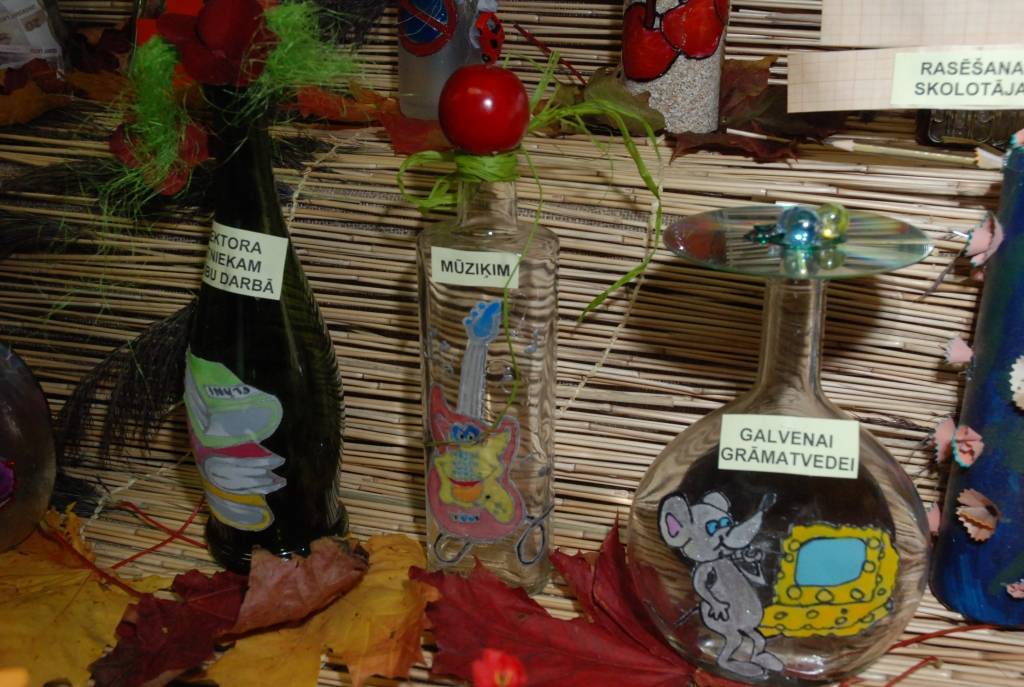 Cīravas arodvidusskolas skolotāji priecājās par mākslinieciskās noformētājas Dainuvītes Zagorskas pārsteigumu – katram skolotājam pa pudelītei. Šāds pārsteigums tapis par godu Skolotāju dienai, ko Latvijā atzīmē pirmajā oktobra svētdienā....
Autors: 