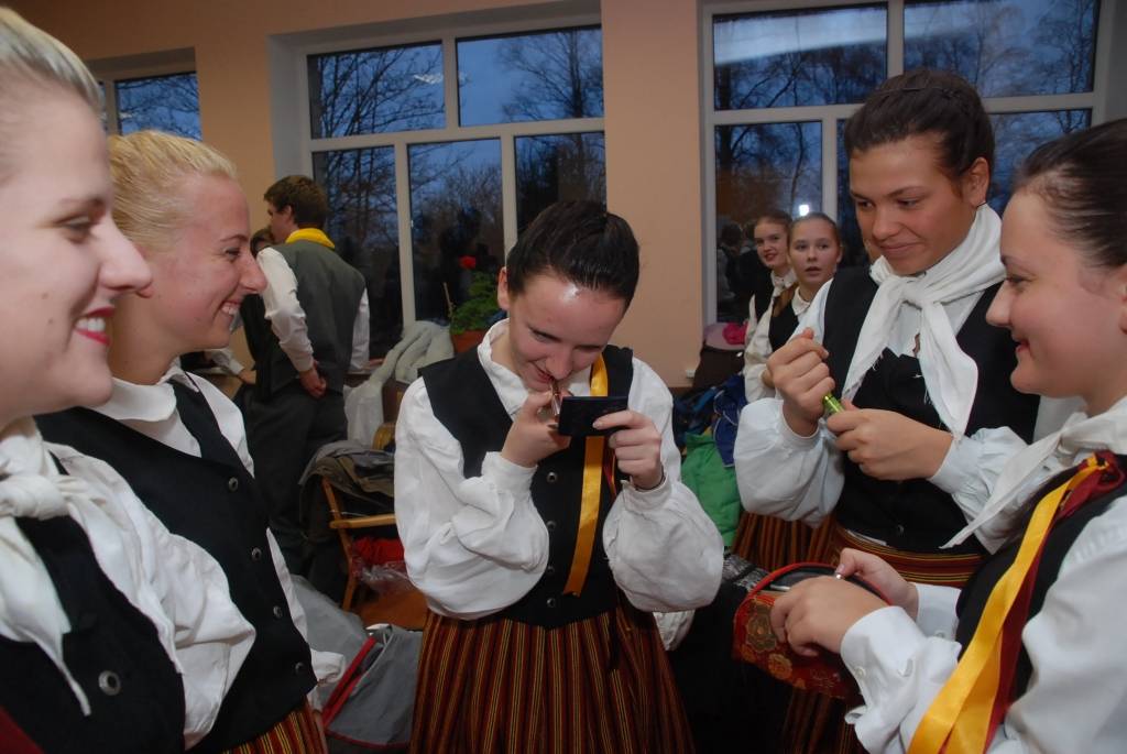 Uz Pāvilostas kultūras nama skatuves sestdien pirmās Dziesmu svētku repertuārā dejas skatītājiem rādīja jauniešu deju kolektīvi no Liepājas mākslinieciskās jaunrades centra “Vaduguns”, Liepājas Draudzīgā aicinājuma 5.vidusskolas,...