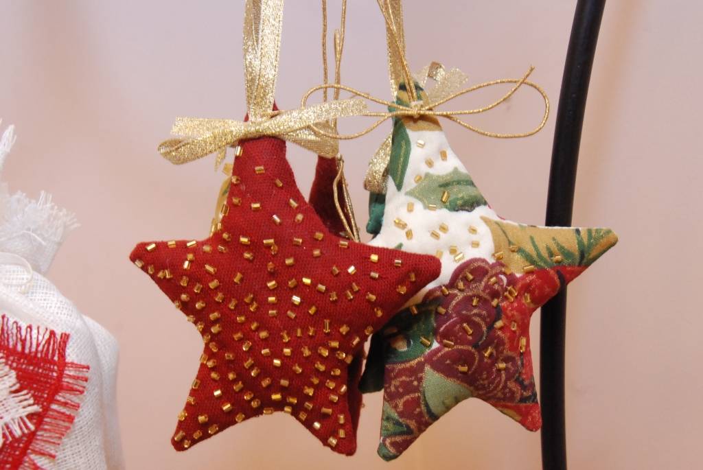 Lai iepriecinātu ne tikai sevi, bet arī liepājniekus un pilsētas viesus, Liepājas Tūrisma un tekstila skolas kolektīvs sācis gatavoties Ziemassvētkiem. Tirdzniecības centrā “Bāta” greznosies trīs egles, kuras būs izrotājuši jaunieši. 12....
Autors: Iluta Dreimane