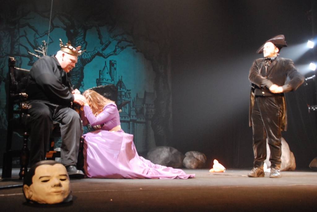 Ar muzikālu izrādi “Brāļi”, kas veidota pēc brāļu Grimmu pasakas “Divi brāļi” motīviem savu debiju Liepājas teātri piesaka režisors Andrejs Jarovojs. Piektdien, 27. novembrī, būs šī iestudējuma pirmizrāde.