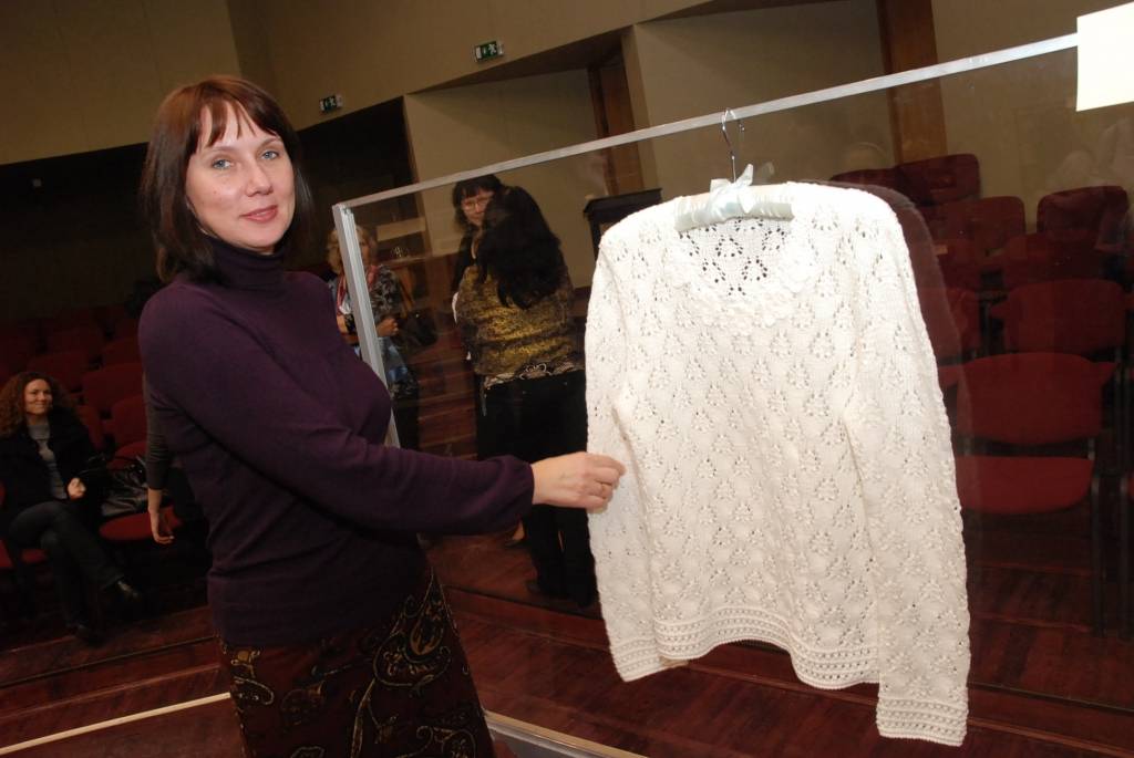 Tikai desmit Liepājas Simfoniskā orķestra mūziķi un darbinieki sadūšojušies rādīt savu varējumu izstādē “Aizraušanās vai māksla?”, kas plašākai publikai bija skatāma divas dienas. Mūziķi cer, ka tas iedrošinās sasparoties pārējiem un...