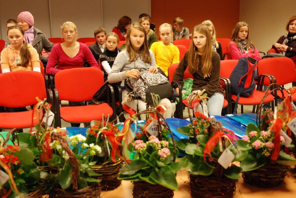 25 bērni piektdien tika sumināti kā radošā konkursa “Drošība manā valstī” uzvarētāji, un pirmo reizi Valsts policija sveica arī trīs skolas kā aktīvākās dalībnieces.
Valsts policijas Kurzemes reģiona pārvaldes vecākā inspektore Sintija...
Autors: Ilze Vainovska