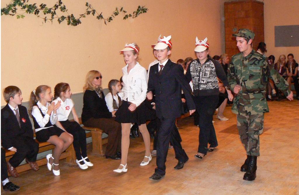 Kalētu pamatskolā notika gan svētku koncerts “Ar mīlestību Latvijai” ar dziedošo ģimeņu piedalīšanos, gan ierindas skate. Žūrijā bija arī zemessargs Guntars Kobiaks, kurš nepiedalījās tikai sava dēla Artura Kobiaka 6. klases komandas...
Autors: Ilze Vainovska