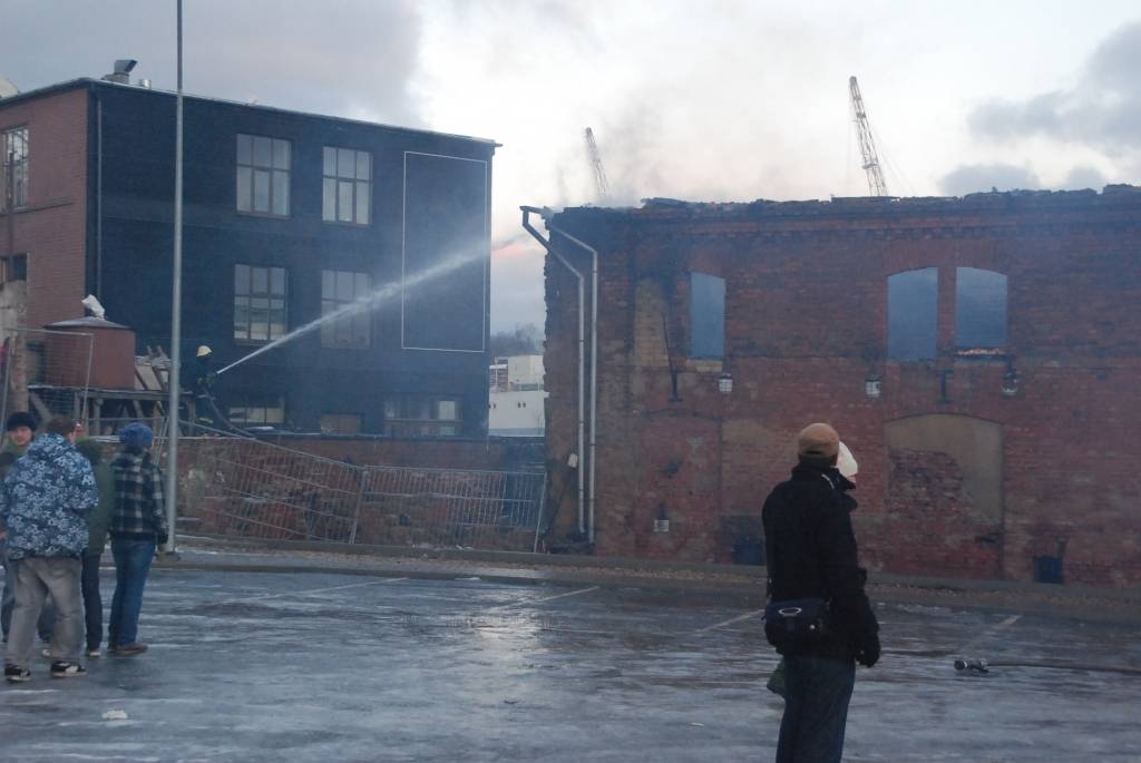 30. decembrī pulksten 5.58 Valsts ugunsdzēsības un glābšanas dienests saņēma izsaukumu uz Dzirnavu ielu 4 Liepājā, kur dega klubs 