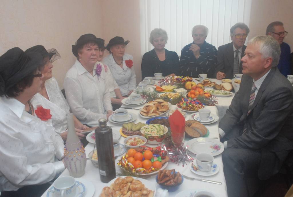 Karostas pensionāru dienas centrā ziemas saulgrieži tika atzīmēti ar lustēm jau otrdien, lai svētvakaru katrs prātīgi pavadītu tuvinieku pulkā mājās. Sveikt seniorus bija “iemaldījies” arī gados nu ļoti jauns Salatētis un divi rūķi....
Autors: Ilze Vainovska