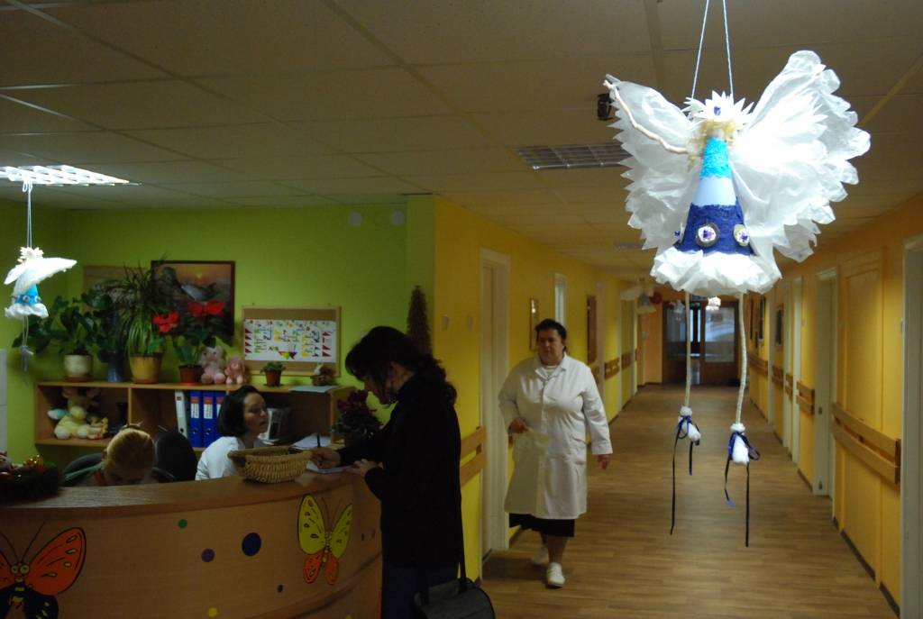 Uz palodzes satupuši keramikas eņģelīši, bet gaitenī lidinās viņu radinieki, darināti dažādās tehnikās. Bērnu mākslas skolas audzēkņu darbu izstāde līdz 15. janvārim iekārtota tajā Liepājas reģionālās slimnīcas Bērnu terapijas nodaļas...
Autors: Ilze Vainovska