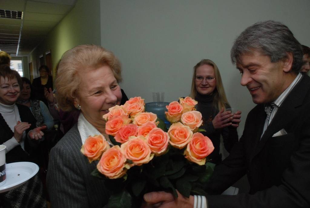 Liepājas simfoniskā orķestra direktore Vija Feldmane pēc astoņpadsmit darba gadiem dodas pelnītā atpūtā. Direktore smaida – aizejot var atskatīties uz “pilngadību”. 

Orķestra inspektore Inga Krasiļņikova atzīst, ka kontakts ar direktori...
Autors: Iluta Dreimane