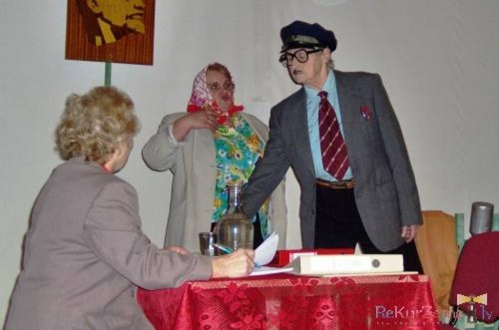 Cīravā uz kopā sanākšanu Ziemassvētku gaisotnē kultūras namā pulcējās pagasta pensionāri, lai pavadītu laiku kopīgās sarunās un priecātos par dažāda veida priekšnesumiem.

Kā katru gadu, arī šogad uzrunu teica pagasta pārvaldes vadītājs...