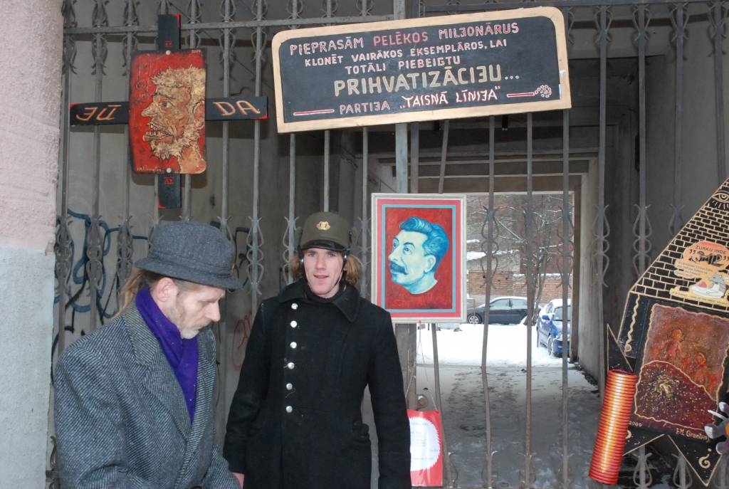 Ar dažām simboliskām instalācijām un mākslas darbiem protestu pret pašreizējo ekonomisko situāciju un demokrātijas trūkumu, pirmdien Tirgoņu ielā pauda mākslinieks F. M. Grantēns un viņa domubiedri.
Ekspresizstāde “...roku rokā...” deva...
Autors: Sarmīte Štrausa