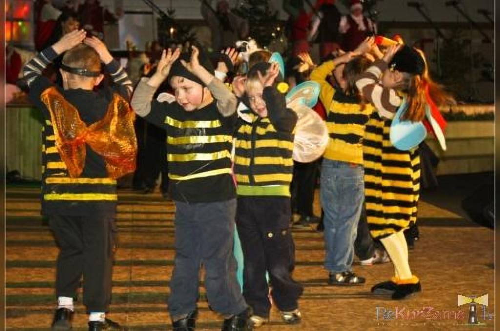 Piektdien, 18. decembrī, Grobiņas sporta centrā notika Ziemassvētku koncerts, kurā piedalījās pirmo līdz devīto klašu skolēni un pedagogi. Publika tika priecēta ar dziesmām un dejām. Pirmklasnieki cepa piparkūkas.
Autors: Uldis Dobelis