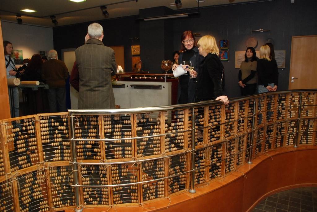 Gluži karnevāla cienīgā raibumā Liepājas “UPB galerijā” izvietoti Rīgas un Liepājas mākslinieku “Gleznojumi uz koka”. Tā vienlaikus noslēdz šā un ievada nākamā gada izstāžu sezonu, jo būs skatāma līdz marta sākumam. 
Rīgas un Liepājas...
Autors: Sarmīte Štrausa