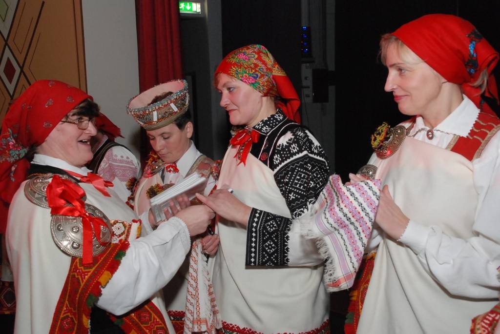 Sestdien pulksten 12 Bārtas kultūras namā sākās svētku pasākums etnogrāfiskā ansambļa cienījamai jubilejai par godu. Ciemiņi sabrauca no malu malām, ar klusuma brīdi tika pieminēti Mūžībā aizgājušie ansambļa dalībnieki. Daudz tika...
Autors: Ilze Vainovska