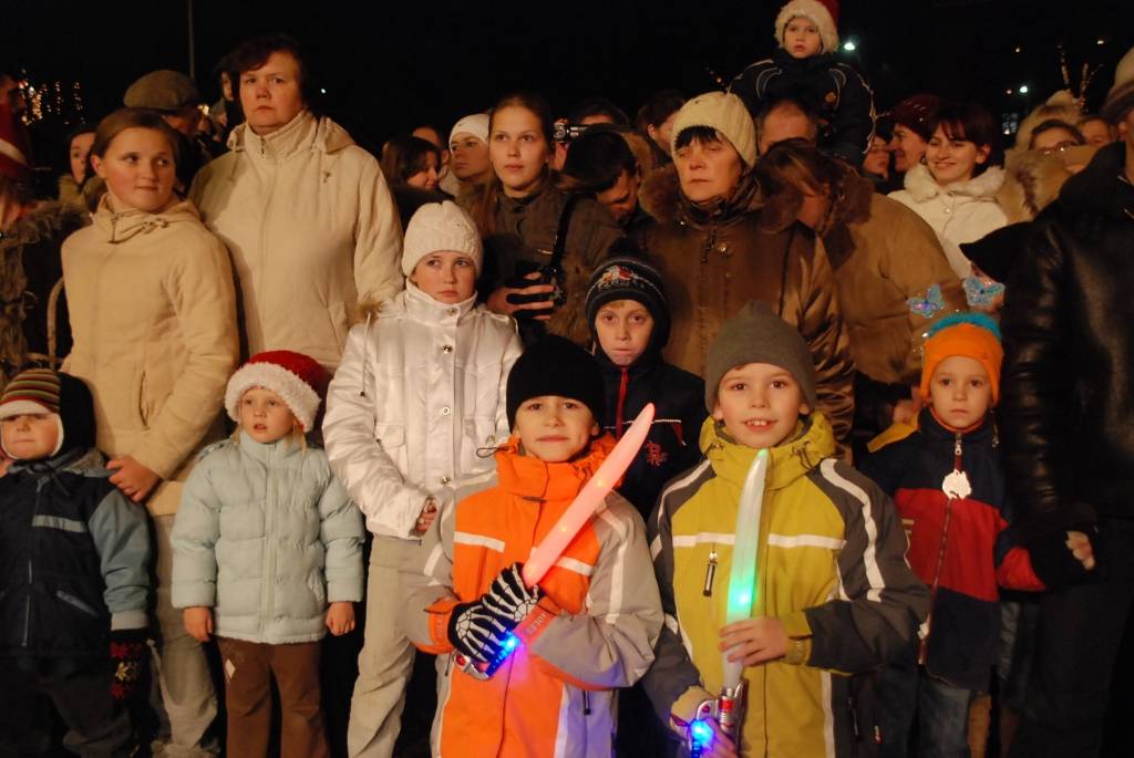 Vakar, 1. decembrī, Liepājā, Rožu laukumā, svinīgi iededza lielo svētku egli. Liepājas Bērnu un jaunatnes centra audzēkņi aicināja visus iet rotaļās, dziedāt dziesmas. Ziemassvētku vecītis uzrunāja klātesošos, dziedāja dziesmas un aicināja...