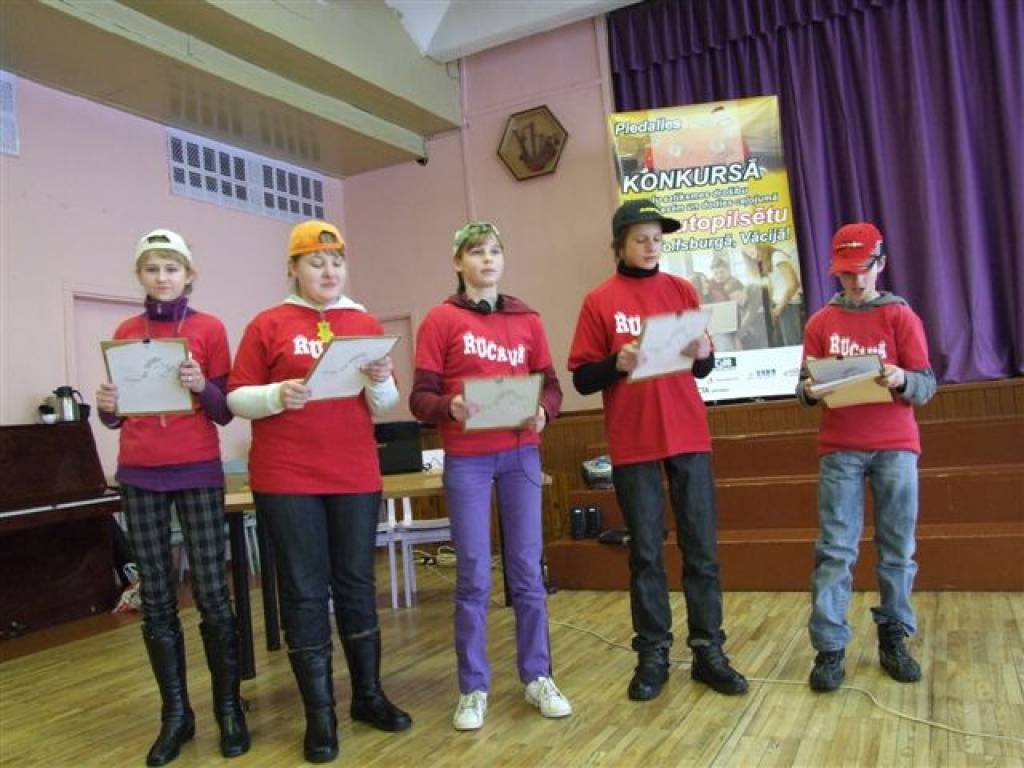 Liepājā risinājās 6.– 8. klašu konkursa “Gribu būt mobils!” viens no pusfināla klātienes posmiem, kurā piedalījās 10 komandas. Skolēniem bija jāparāda savas zināšanas par dažādiem satiksmes drošības jautājumiem.


Vislabāk konkursā veicās...