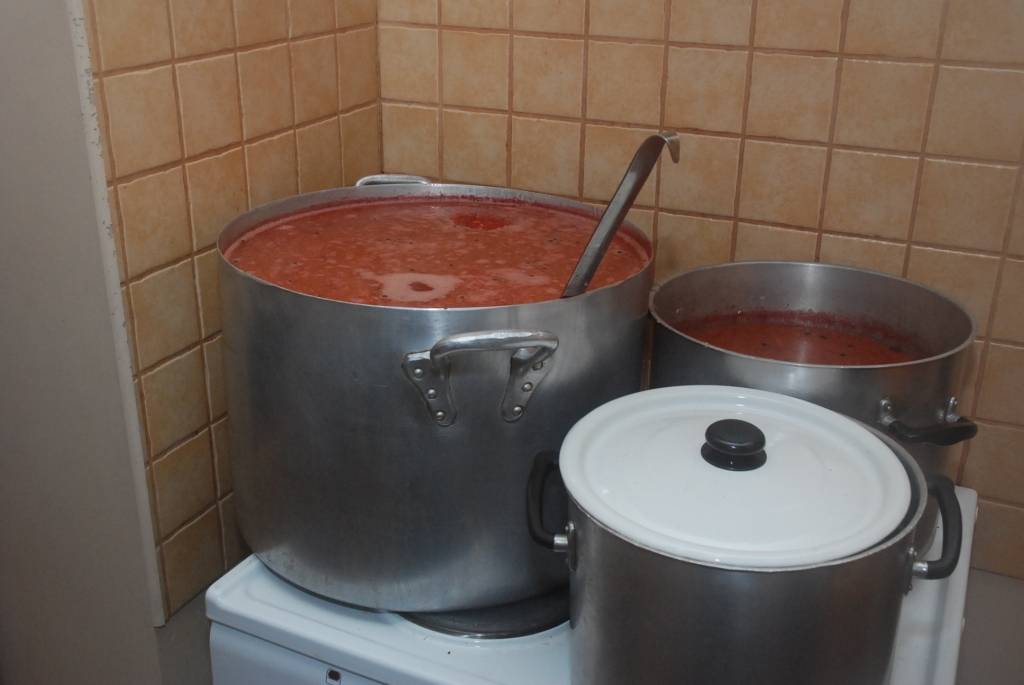 Bezdarbnieku pērnvasar audzētie kartupeļi nonāk arī Pestīšanas armijas labdarības virtuvē. Tur zupas gatavošanā un citos darbos palīdz arī četri “simtlatnieki” – bezdarbnieki, kuri mēnesī saņem 100 latu stipendiju. 

“Pērn Lieldienās gāju...
Autors: Ilze Vainovska