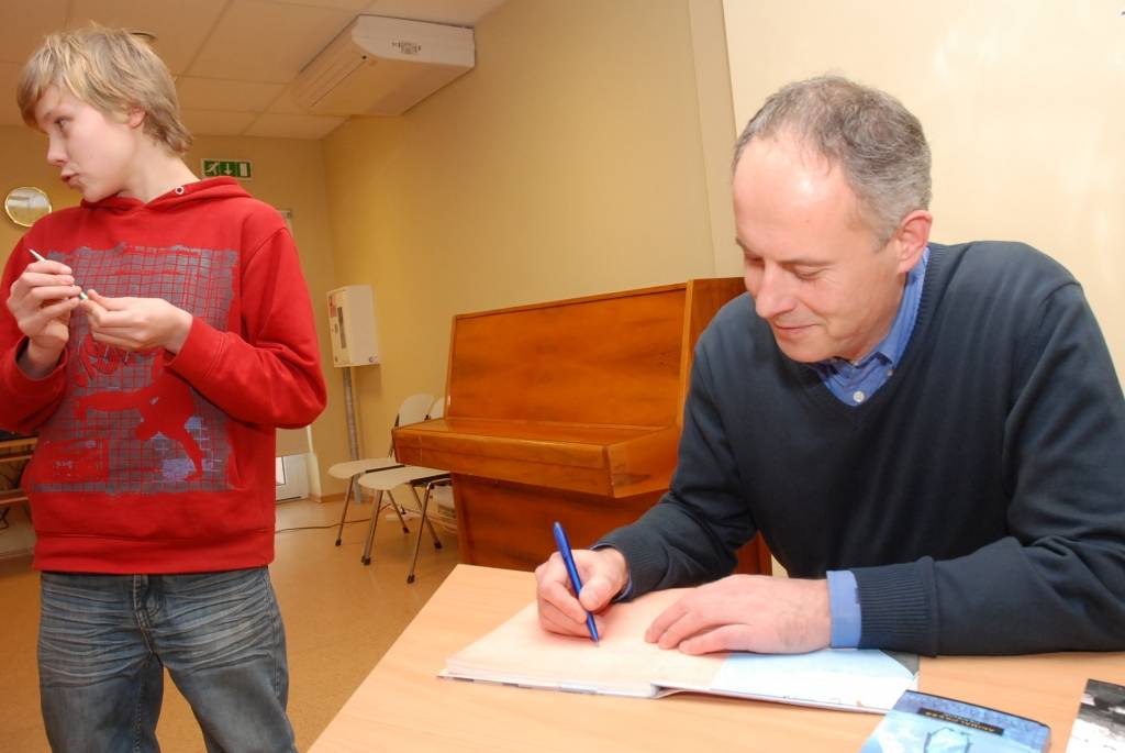 Literāts Māris Bērziņš ieradās Liepājā, lai iepazīstināti skolēnus ar savām grāmatām. Tikšanās dalībnieki teic – rakstnieka daiļrade ir patīkams atklājums. Bibliotēkā “Vecliepājas Rūķis” grāmatas “Resnais svešinieks jeb 5.a klases...