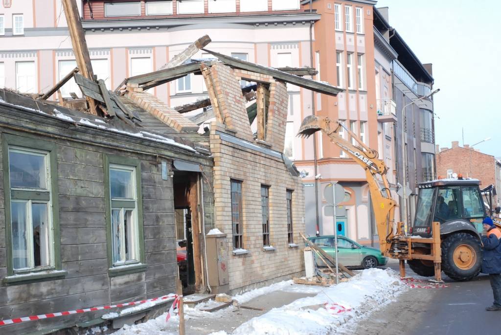 Šodien, 22. janvārī, ar tehnikas palīdzību tika grauta ēka Kuršu ielā, iepretim viesnīcai 
