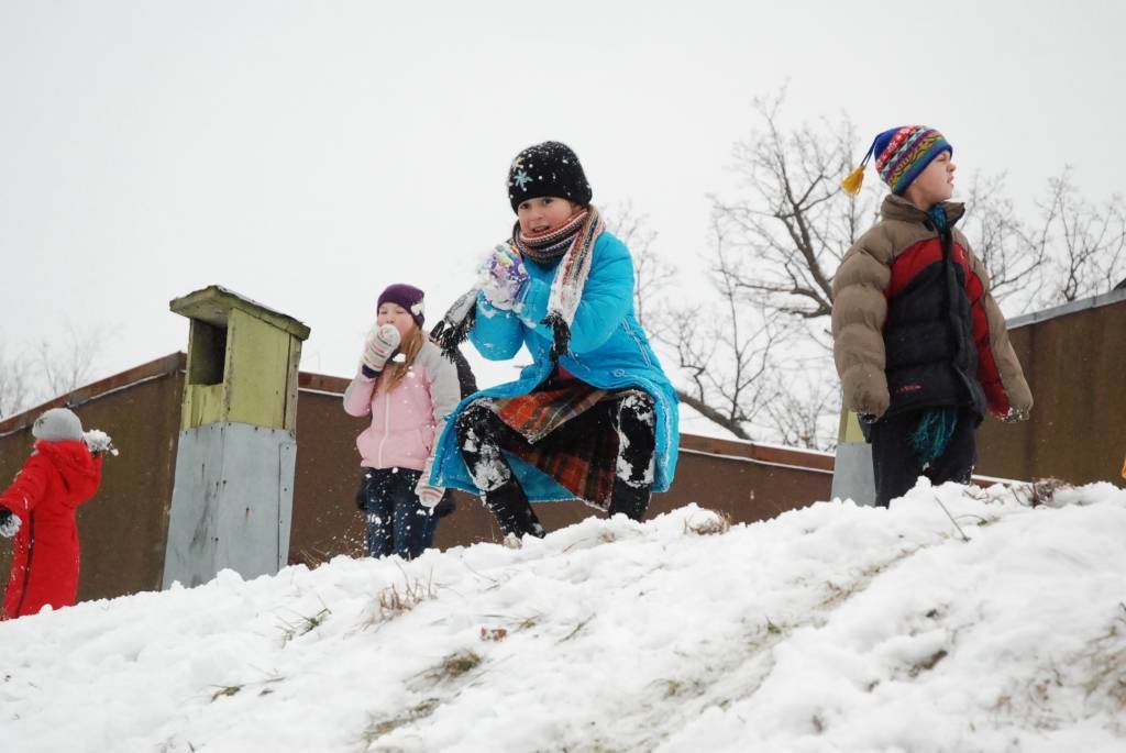 Šodien, 6. janvārī, atsākas mācības vispārizglītojošajās skolās, kur bērni atgriežas pēc divas nedēļas ilgušajām Ziemassvētku brīvdienām. Līdz šim sals kavējis kārtīgu sniegavīru un cietokšņu būvi, bet šonedēļ laika apstākļi būtiski...