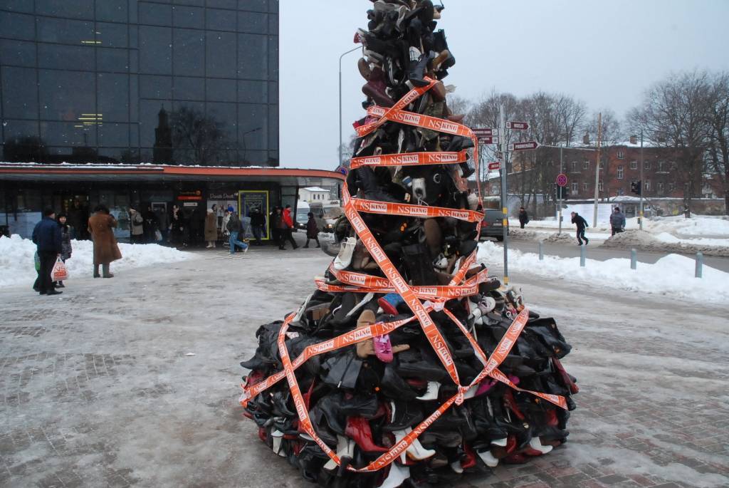 Pie tirdzniecības nama 