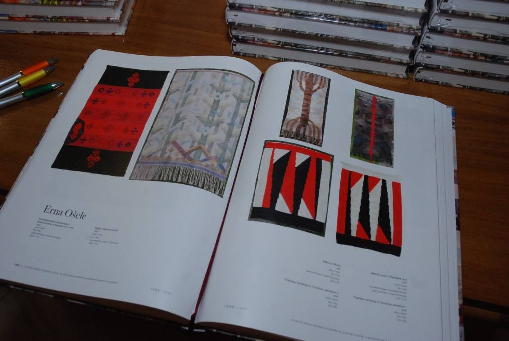 Ar otro grāmatu “Liepājas māksla gadsimtu vējos”, kas vēsta par mākslas dzīvi Liepājā, autors, Liepājas Universitātes asociētais profesors, mākslinieks Aldis Kļaviņš noslēdzis atskatu uz Liepājas Lietišķās mākslas vidusskolas pedagogu...
Autors: Sarmīte Štrausa