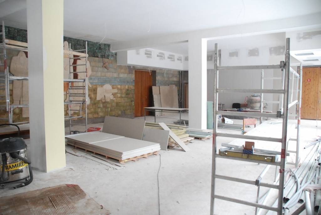 Nīcas kultūras namā pērnā gada rudenī uzsāktie iekšdarbi tuvojas noslēgumam: logi un ārdurvis jau ir nomainīti, ir izbūvēta jauna ventilācijas sistēma, ir veikta apkures sistēmas rekonstrukcija, telpās tiek veikta griestu un sienu apdare,...