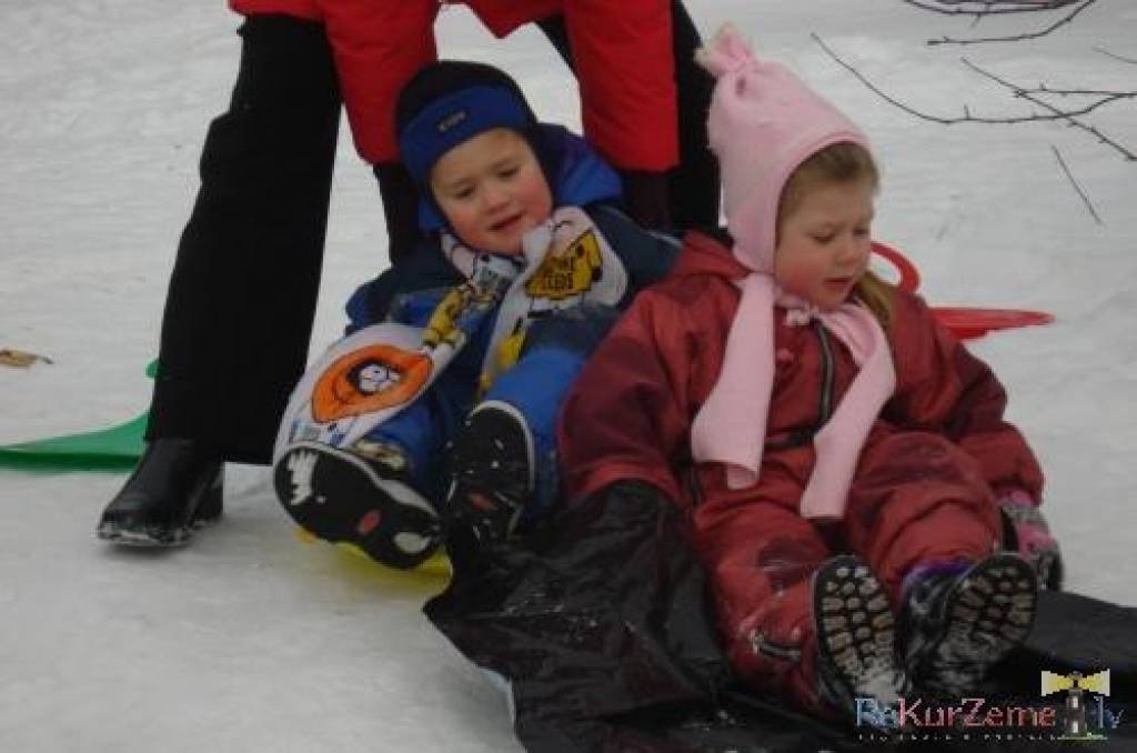 Cīravas pirmsskolas izglītības iestādes „Pīlādzītis” vadītāja pastāstīja, ka visi ar lielu prieku gaidījuši Meteni. 

Tā ir diena, kad atvadīties no ziemas, vērot dabas parādības, lai uzzinātu, kāds būs pavasaris, kāda vasara, veikt...