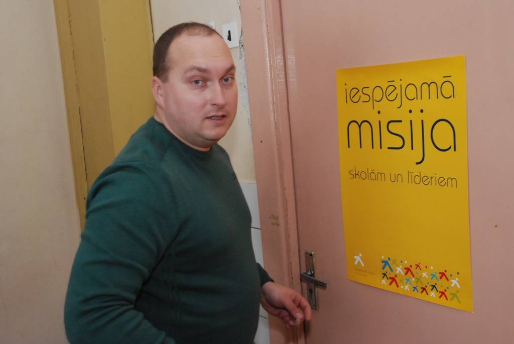 Rit “Iespējamās misijas nedēļa”, kuras laikā sabiedrībā pazīstamas personas dodas uz izglītības iestādēm un iejūtas skolotāju lomā. Liepājas 15. vidusskolas skolēnus šodien, 9. februārī, uzrunāja sabiedrisko attiecību aģentūras “Hill and...
Autors: Iluta Dreimane