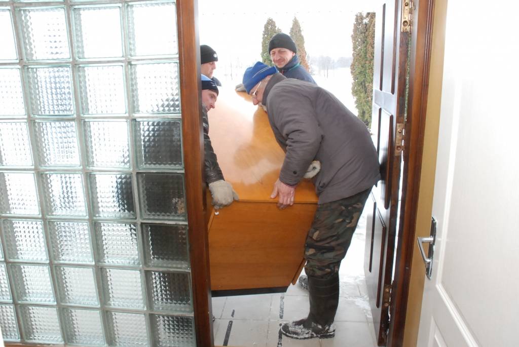 Priekules novada domes ēkas pirmajā stāvā no šīs nedēļas atrodas arī Sociālais dienests – tur, kur iepriekš bija grāmatvedes un nekustamā īpašuma speciālistes. Viņas pārcēlušās uz otro stāvu, kur izremontētas ilgu laiku neizmantotas telpas...
Autors: Ilze Vainovska