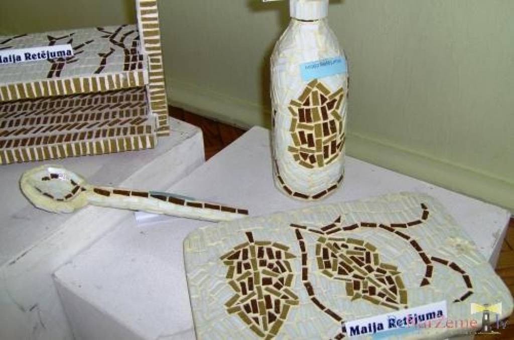 Cīravas pagasta pārvaldes zālē visu februāri skatāma izstāde „Mana mozaīka”, kuru cīravnieku priekam un arī labai ierosmei piedāvā Priekules radošā grupa un Priekules Mūzikas un mākslas skolas audzēkņi.