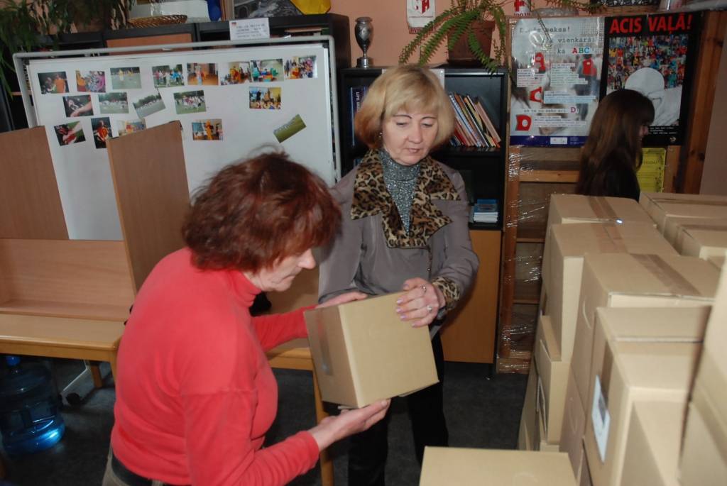 Trešdien pirms pulksten 9 jautrā un darbīgā gaisotnē tika izkrautas Eiropas Komisijas pārtikas pakas Sarkanā Krusta Liepājas komitejā. Tālāk lielā fūra devās uz Grobiņu. 
